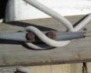 nœud pour attacher amarre à un voilier