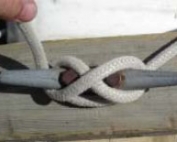 nœud pour attacher amarre à un voilier